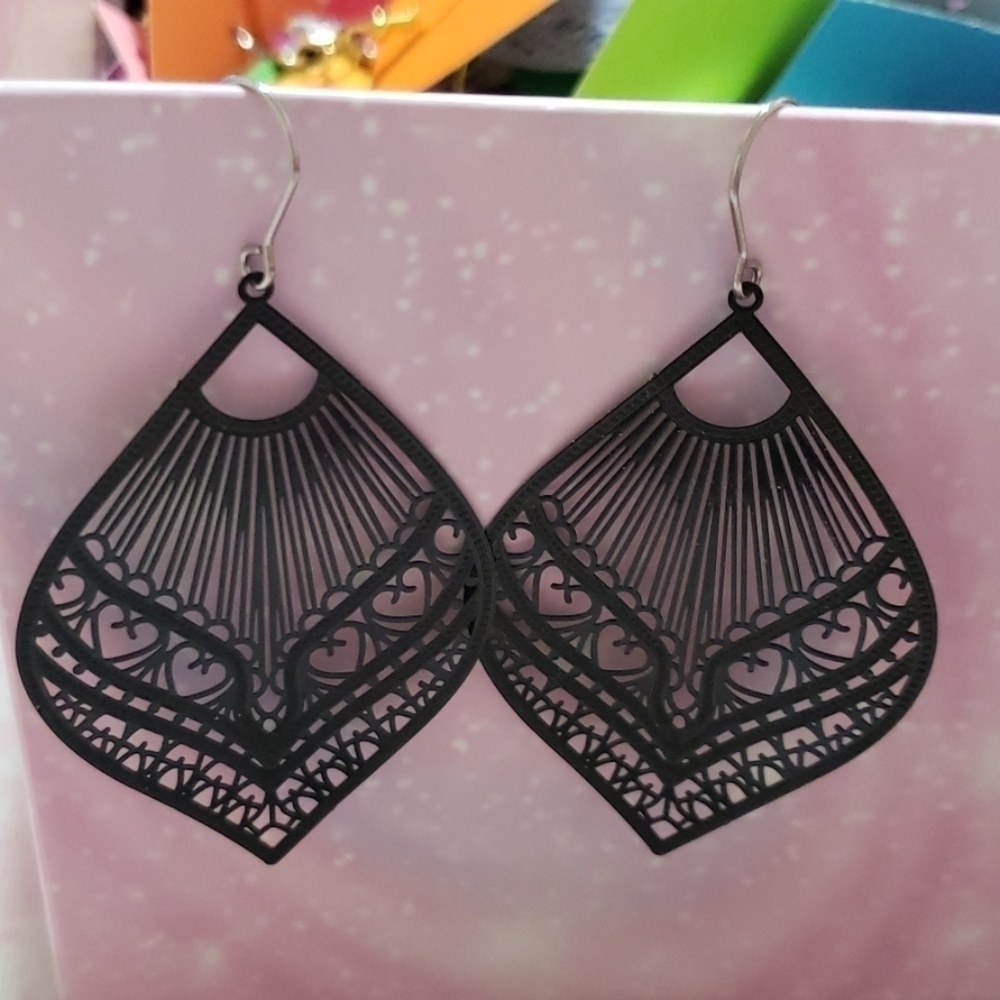 Black filigree earrings with hearts. Nwt